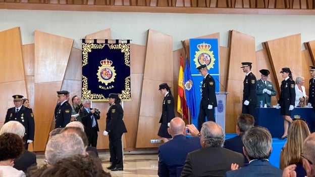 Un grupo de agentes en el momento de las condecoraciones