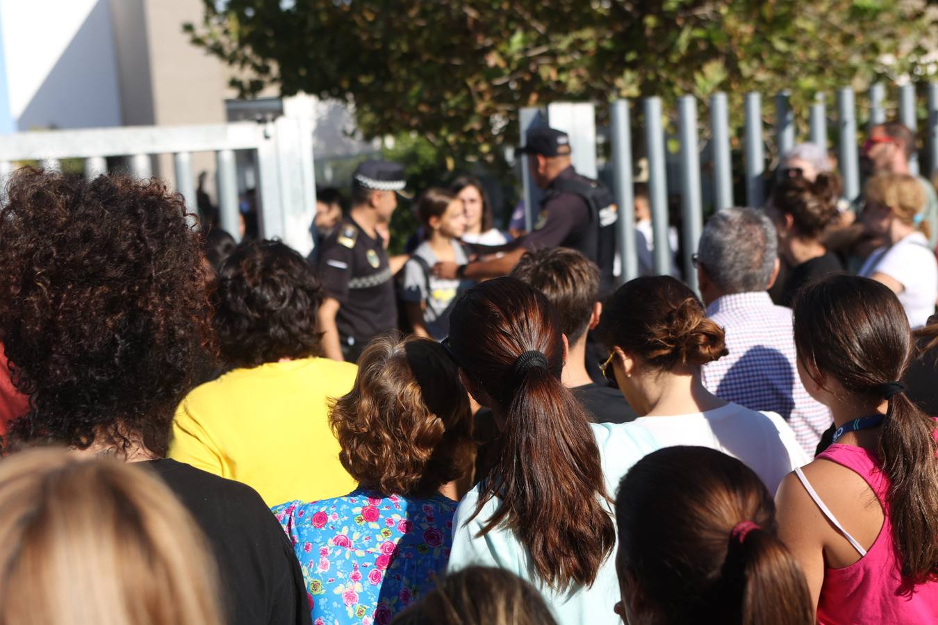 Policías controlan la salida de los alumnos del Instituto de Educación Secundaria (IES) Elena García Armada de Jerez de la Frontera (Cádiz), mientras padres y familiares los esperan