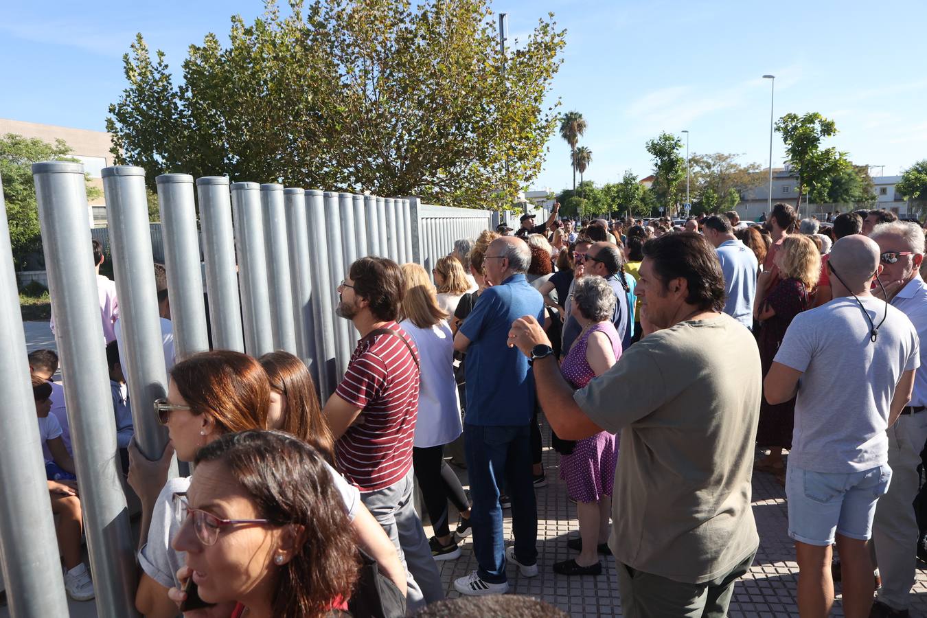 Padres y familiares de alumnos en las puertas del Instituto de Educación Secundaria (IES) Elena García Armada de Jerez de la Frontera (Cádiz) donde un menor ha herido a tres profesores y dos alumnos con un arma blanca