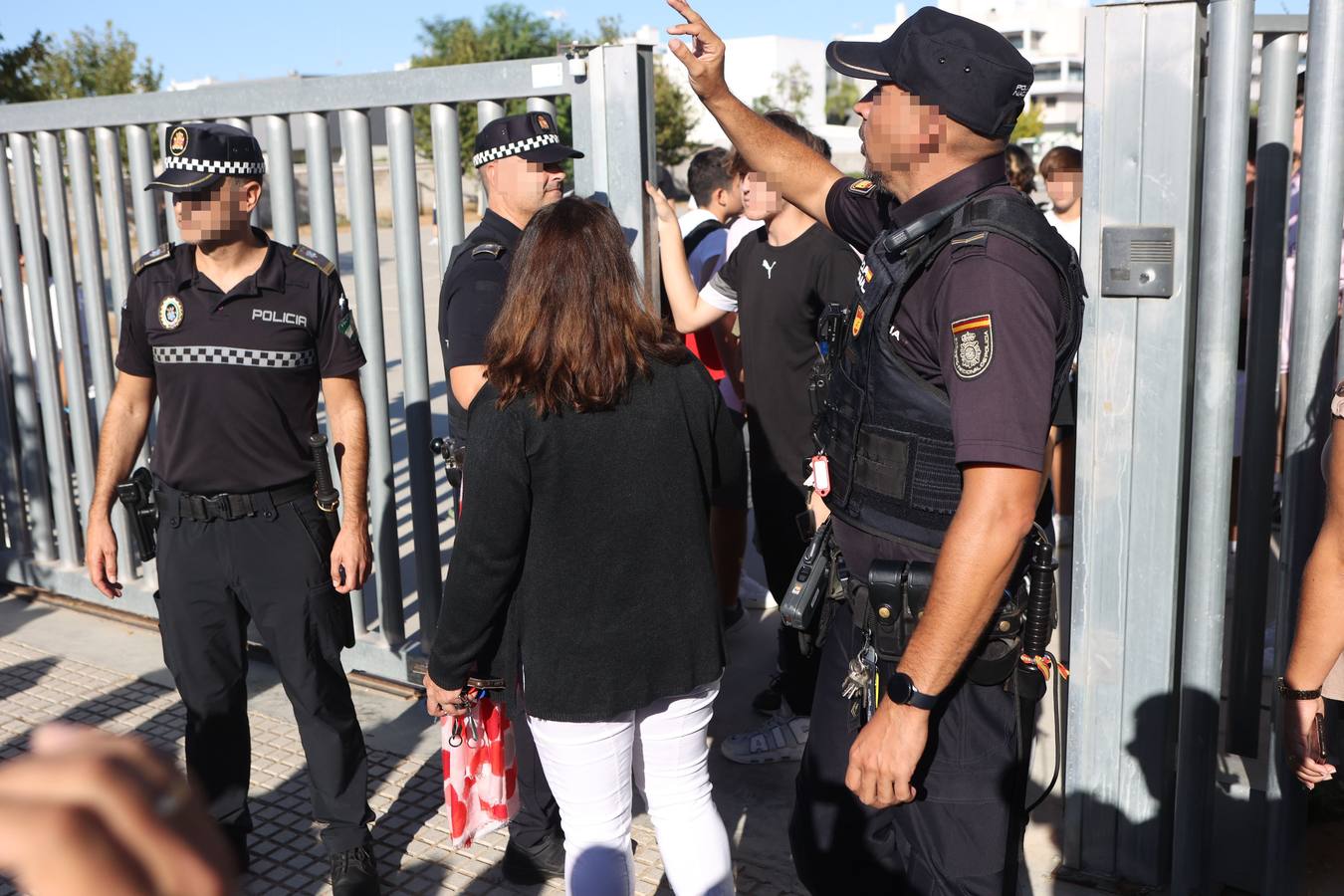 Policías ante el Instituto de Educación Secundaria (IES) Elena García Armada de Jerez de la Frontera (Cádiz) donde un menor ha herido a tres profesores y a dos alumnos 