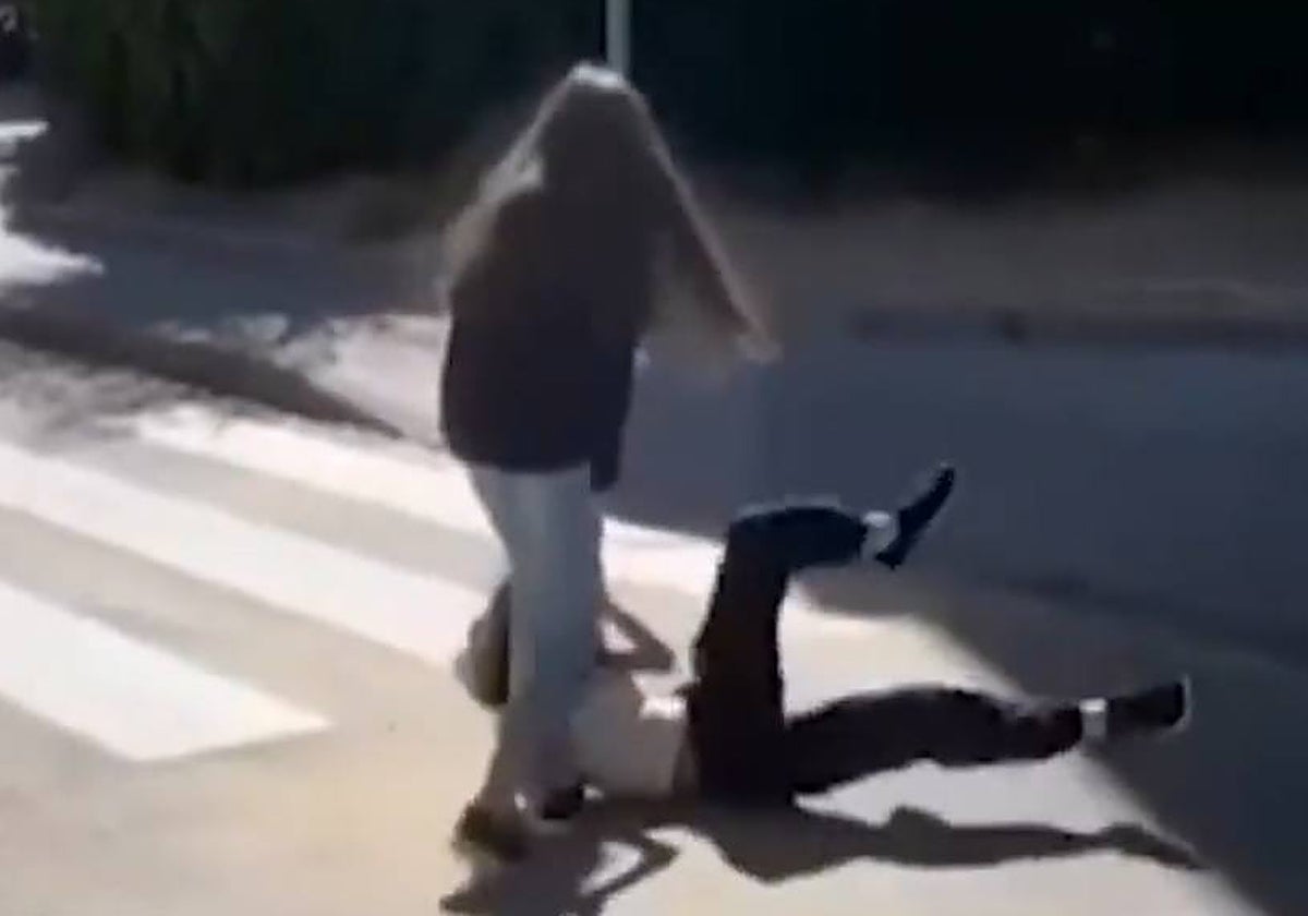 Un momento de la agresión a una menor a la salida del instituto