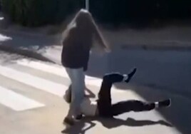 Una niña de 12 años, brutalmente agredida a la salida de un instituto en Madrid: «Mátala, mátala»
