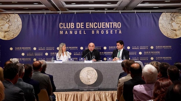 Imagen de la ponencia de monseñor Enrique Benavent