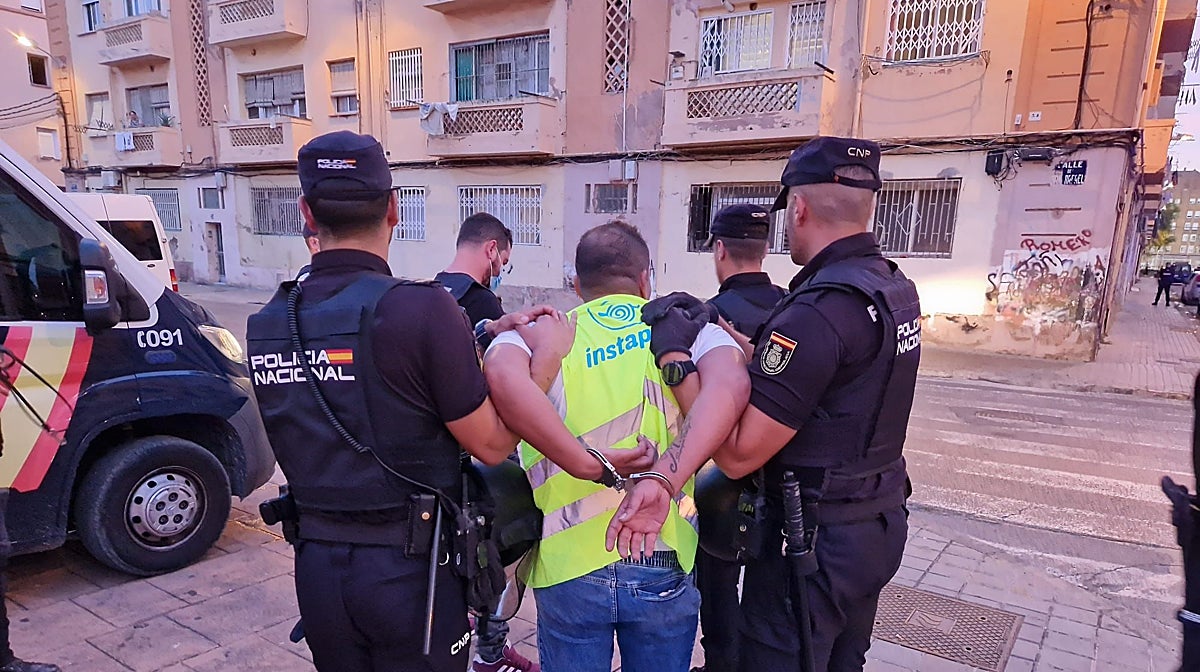 Imagen de un detenido por menudeo de droga en las Casitas Rosas de Valencia