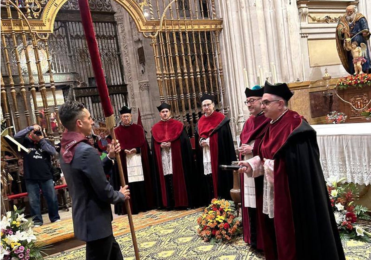 Imagen del traslado del pendón de Alfonso VIII desde el Ayuntamiento hasta la catedral de Cuenca el día de San Mateo