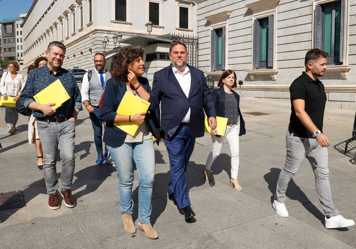 Oriol Junqueras y parlamentarios de su partido, tras reunirse con los grupos de ERC de Congreso y Senado