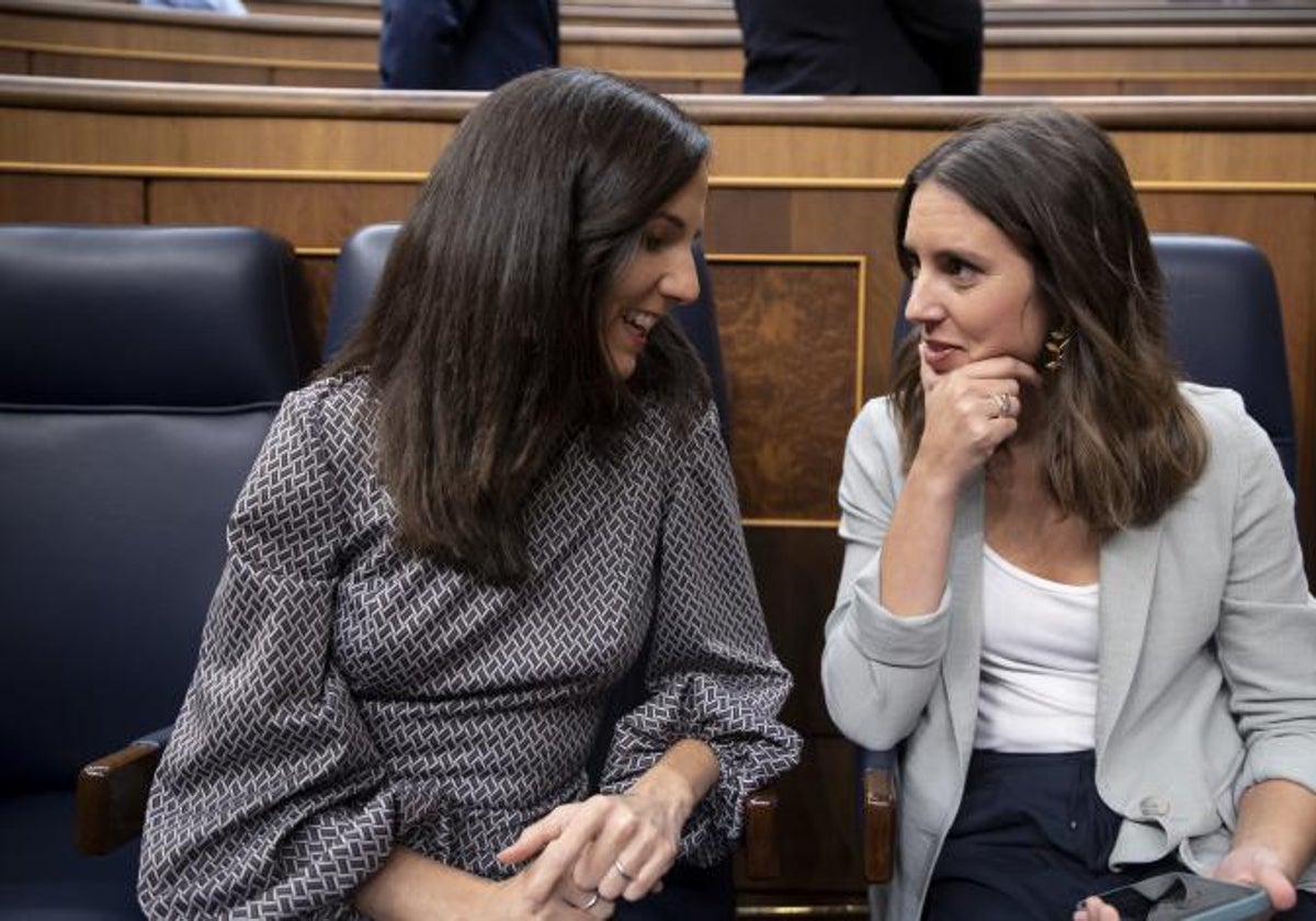 Las ministras en funciones y líderes de Podemos, Ione Belarra e Irene Montero, en el Pleno de la primera sesión de investidura de Feijóo, el martes
