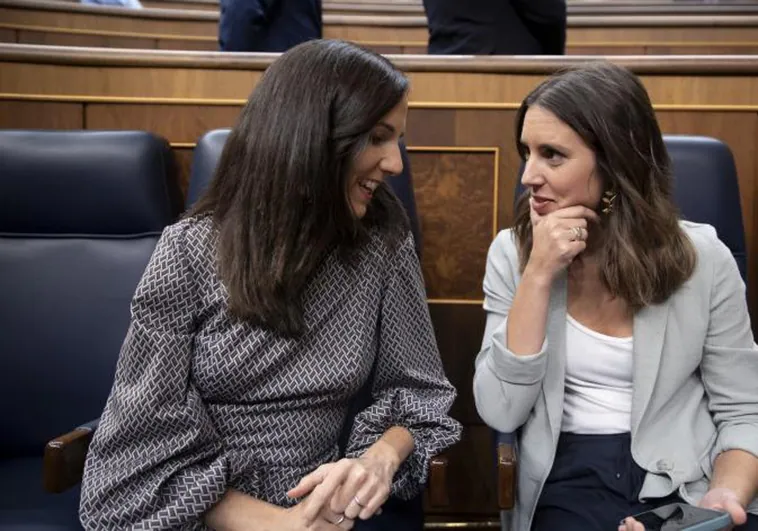 Las ministras en funciones y líderes de Podemos, Ione Belarra e Irene Montero, en el pleno de la primera sesión de investidura de Feijóo, este martes