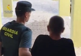 Detienen a un hombre por incendiar catorce contenedores y dañar tres coches durante una madrugada en Jávea