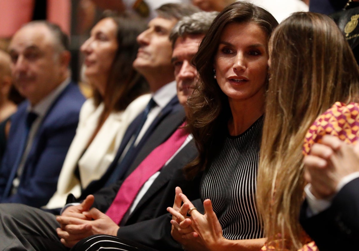 La Reina conversa con la presidenta de Betania