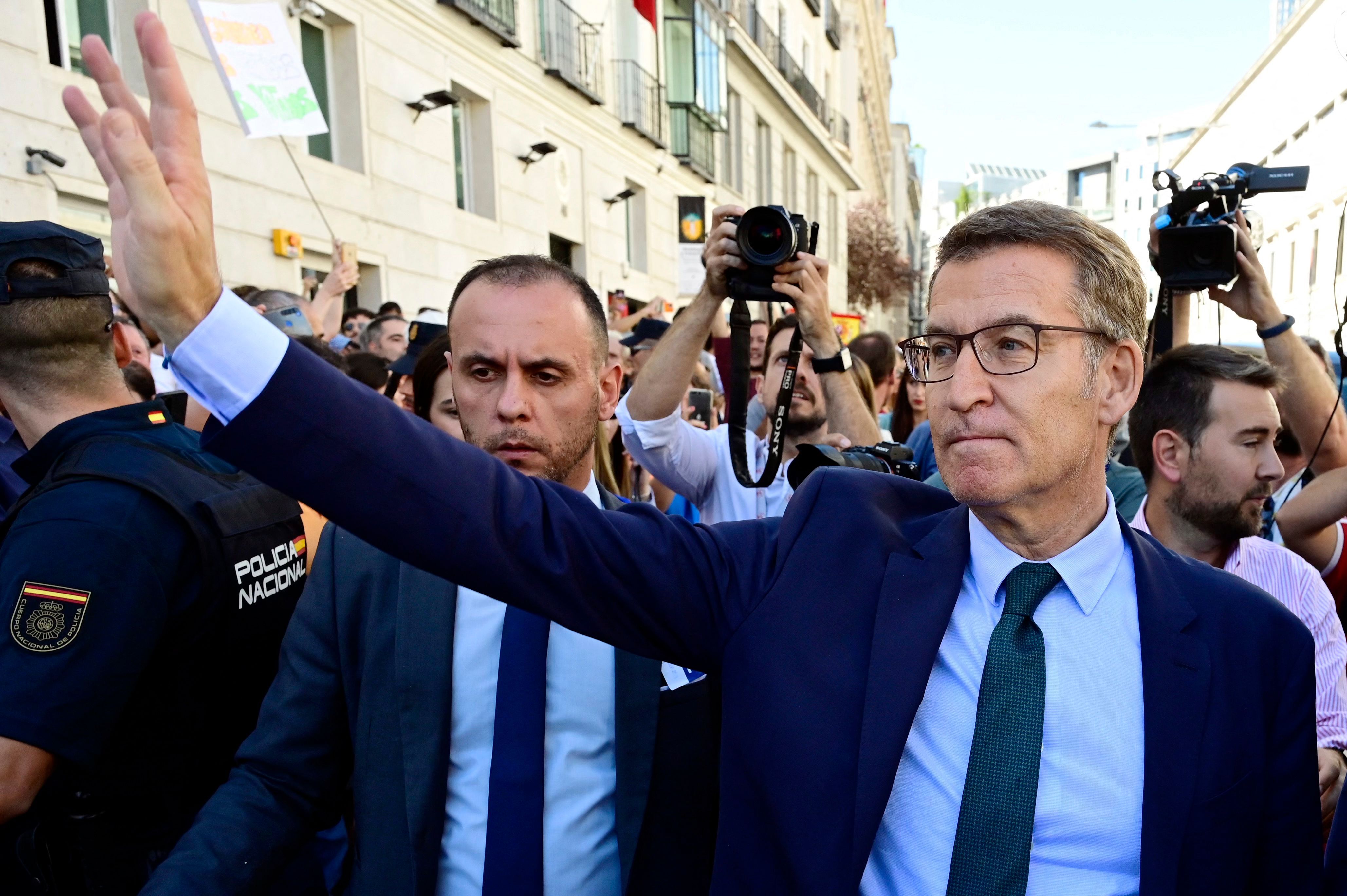 El líder y candidato a la presidencia del Gobierno, Alberto Núñez Feijóo, saluda a un grupo de personas a la salida del Congreso de los Diputados después de la votación 
