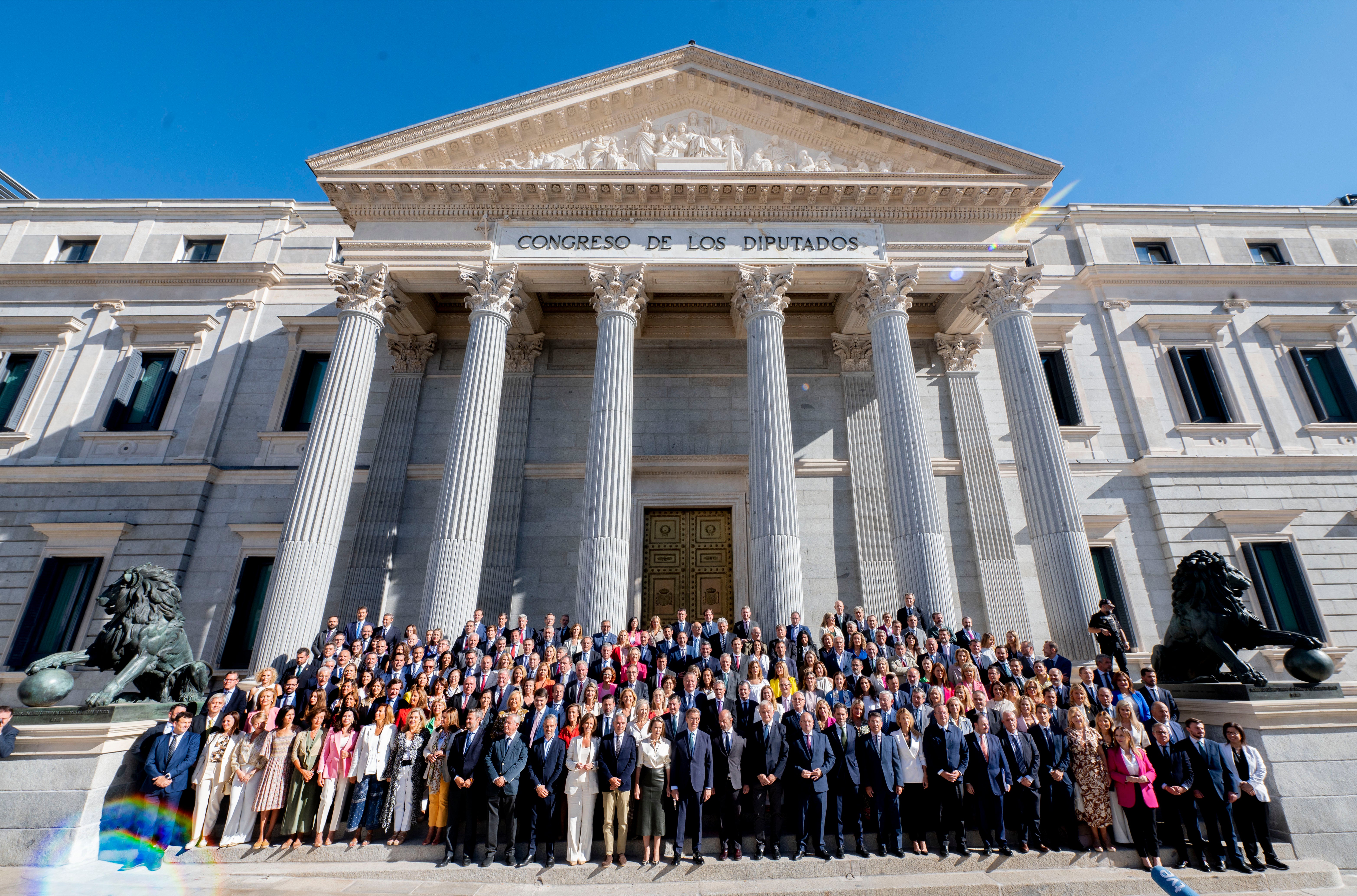 Fotografía conjunta de diputados y senadores del Partido Popular en las escaleras del Palacio de las Cortes