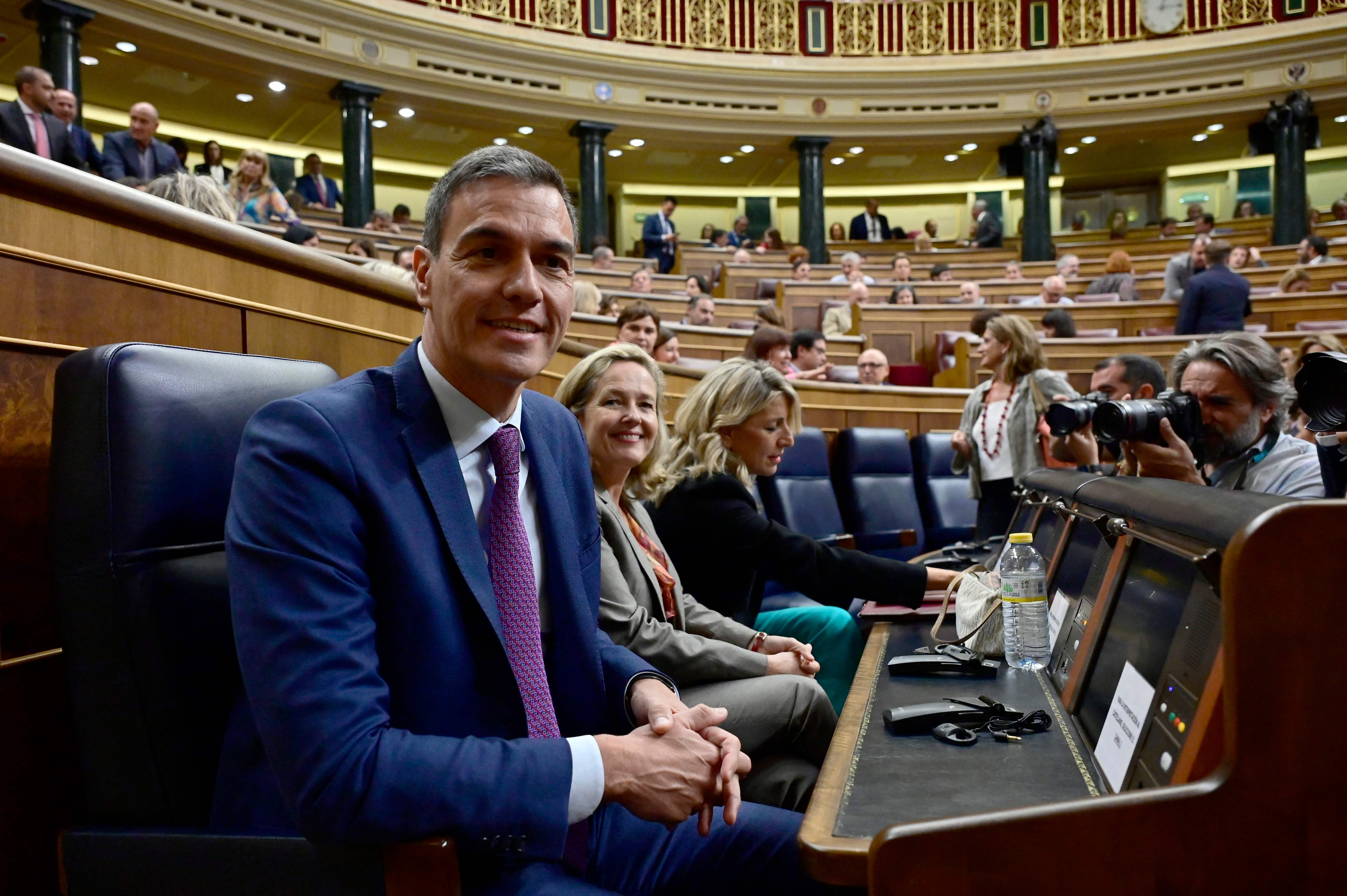 El presidente del Gobierno en funciones, Pedro Sánchez (i), sentado junto a la vicepresidenta del Gobierno  y ministra de Economía, Nadia Calvino (c), y la ministra de Trabajo y Economía Social, Yolanda Díaz, en el hemiciclo del Congreso de los Diputados