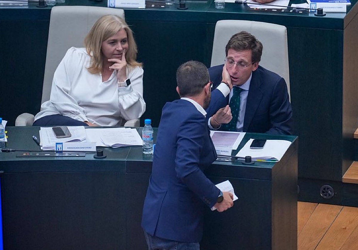 Momento en el que Daniel Viondi le propina tres cachetes al alcalde de Madrid