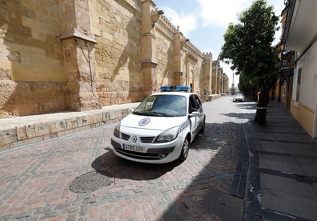Un coche de la Policía Local patrulla junto a la Mezquita Catedral de Córdoba