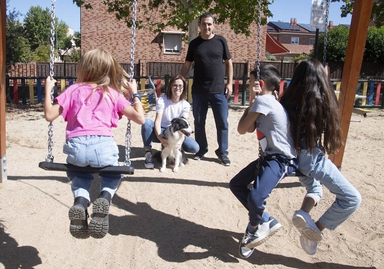 Foto de familia: Seila y su marido, los tres hijos y el perro