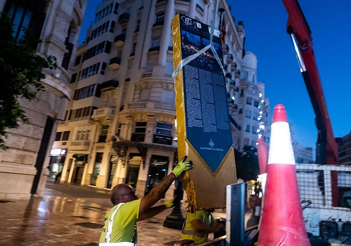Imagen de la retirada del monolito en homenaje al 15M en la Plaza del Ayuntamiento de Valencia