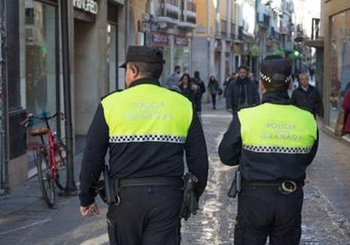 El denunciado es un mando de la Policía Local, que no le ha apartado de sus funciones por el momento