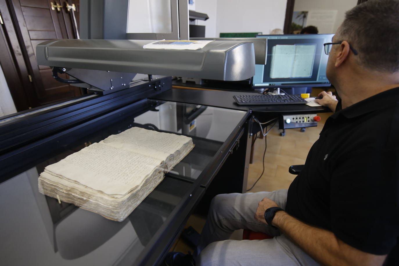 Fotos: Así se trabaja en las entrañas del Archivo Histórico de Córdoba