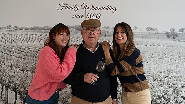 Laura y Ana, junto a su padre, Antonio Cañaveras