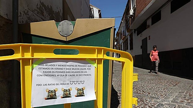 Cartel de los vecinos denunciando la plaga de ratas en su barrio del Realejo
