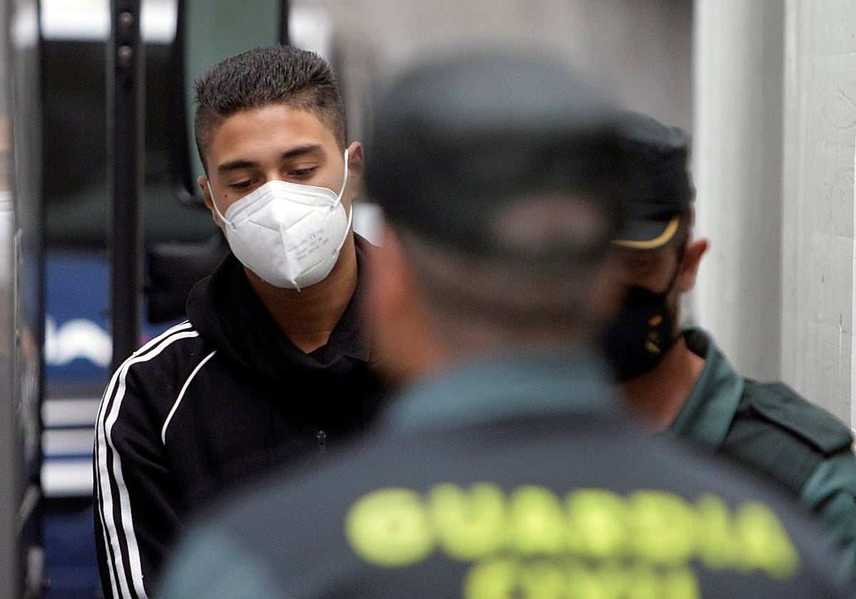 Uno de los acusados por el crimen, a su llegada a los juzgados de La Coruña