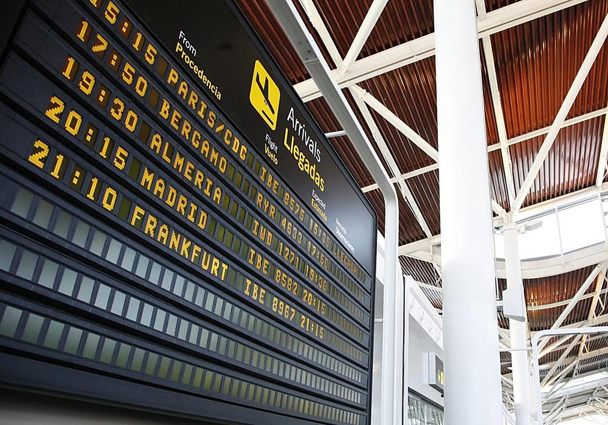 Imagen de archivo de un panel de información del aeropuerto de Zaragoza