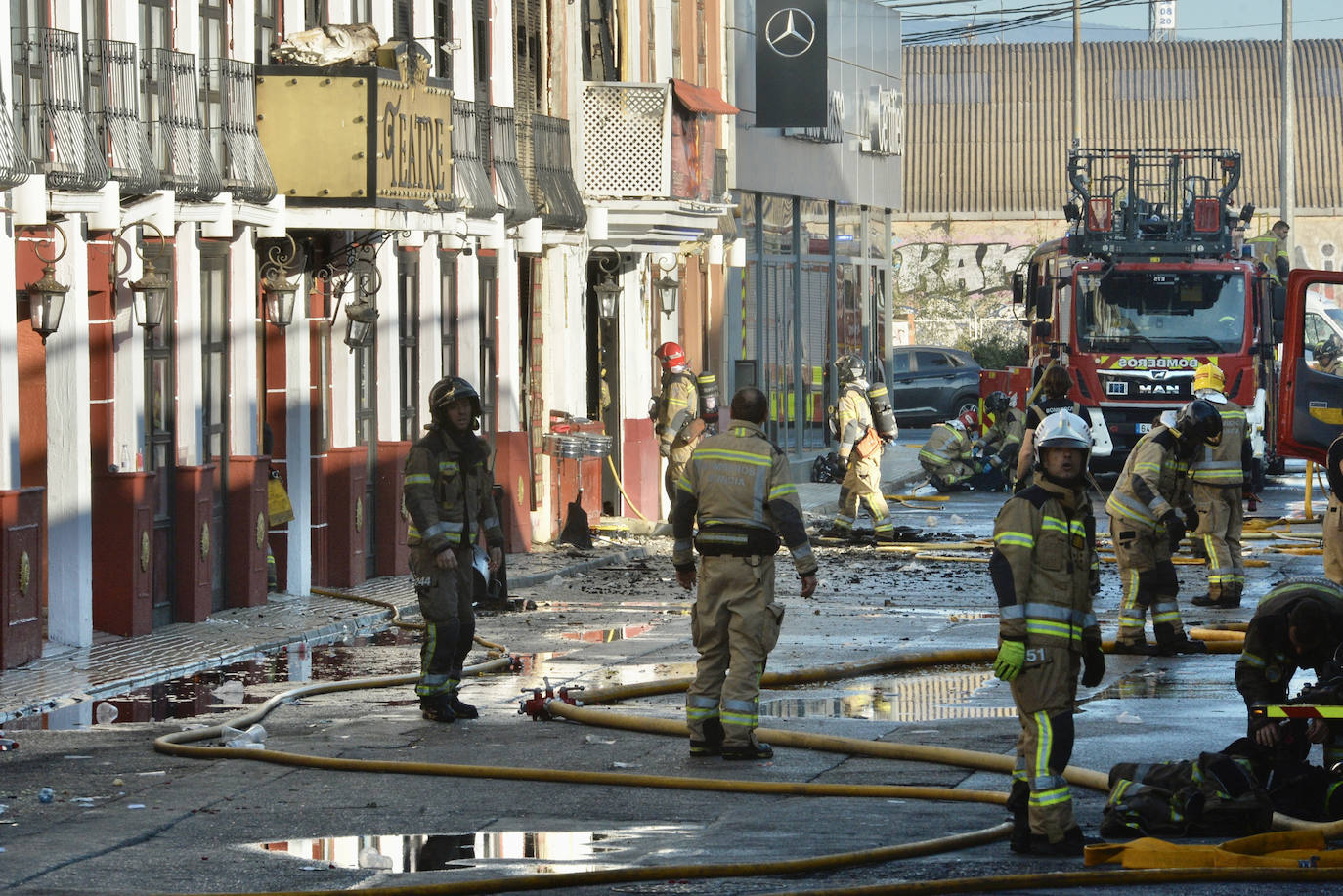 Trabajos de los Bomberos en las inmediaciones de una de las discotecas afectadas por el incendio