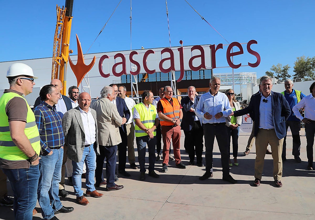 El presidente de Cascajares, Alfonso Jiménez, y el consejero delegado, Francisco Iglesias, informan del inicio del funcionamiento de la nueva fábrica