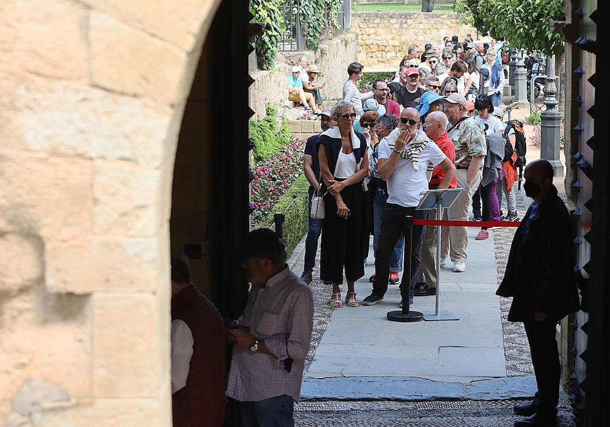 Colas para acceder al Alcázar por la antigua puerta