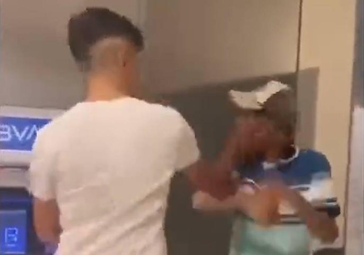 El detenido, en el momento de la agresión