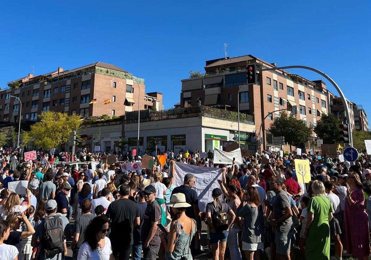 Protesta vecinal por la ubicación de los cantones, este sábado, en el barrio de Montecarmelo