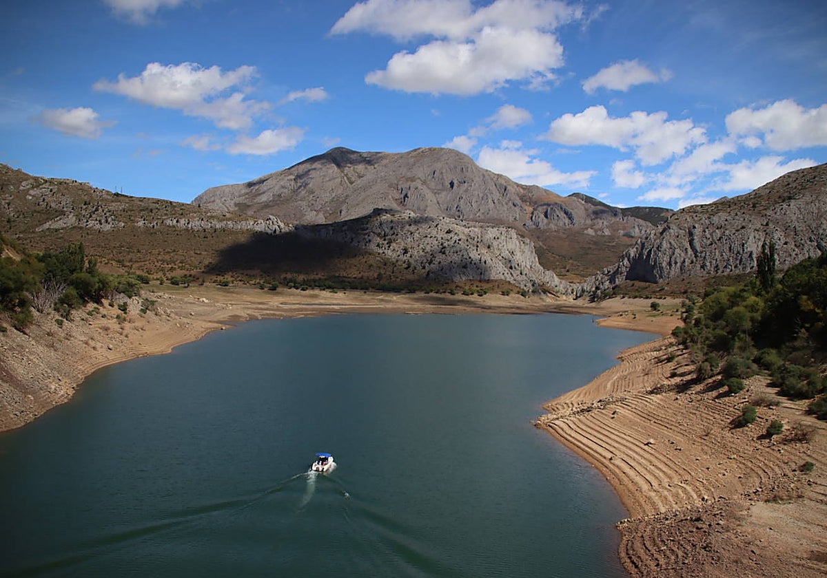 El embalse de Barrios de Luna, a la mitad de su capacidad, el pasado agosto