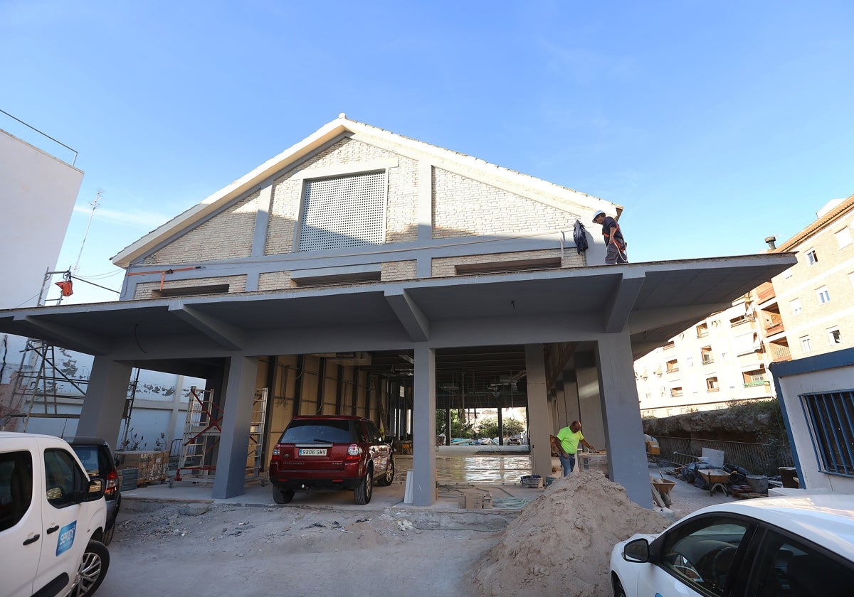 Operarios trabajan en el esqueleto del mercado del Alcázar