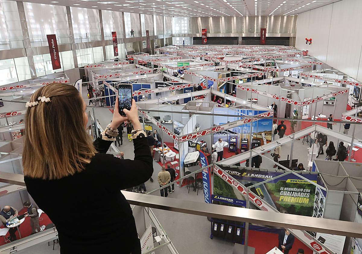 Una mujer saca una foto de la muestra 'Peña profesional', celebrada en marzo en el Centro de Ferias