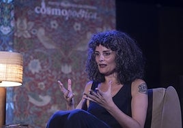 Rosario Villajos , en Cosmopoética: «Para mí la poesía es una forma de escuchar y captar silencios»