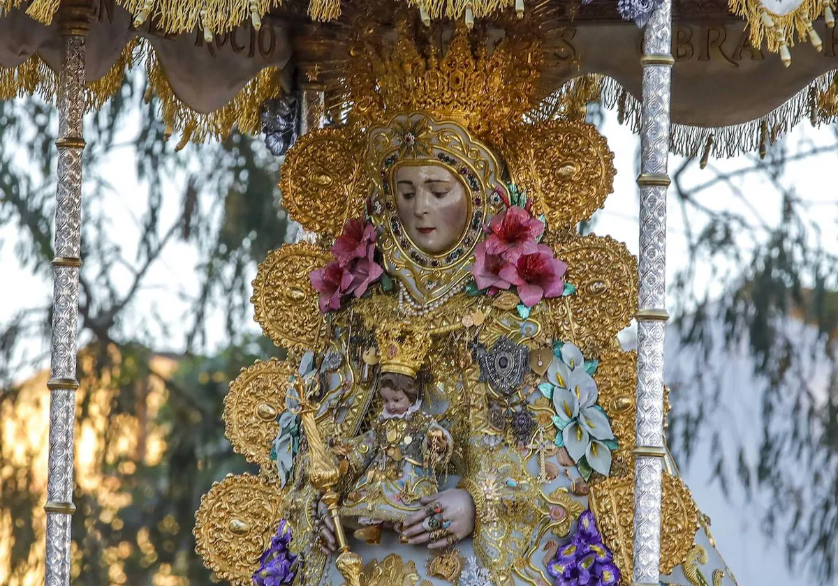 La Matriz inicia los trabajos de restauración de la Virgen del Rocío y el  Simpecado preside el altar