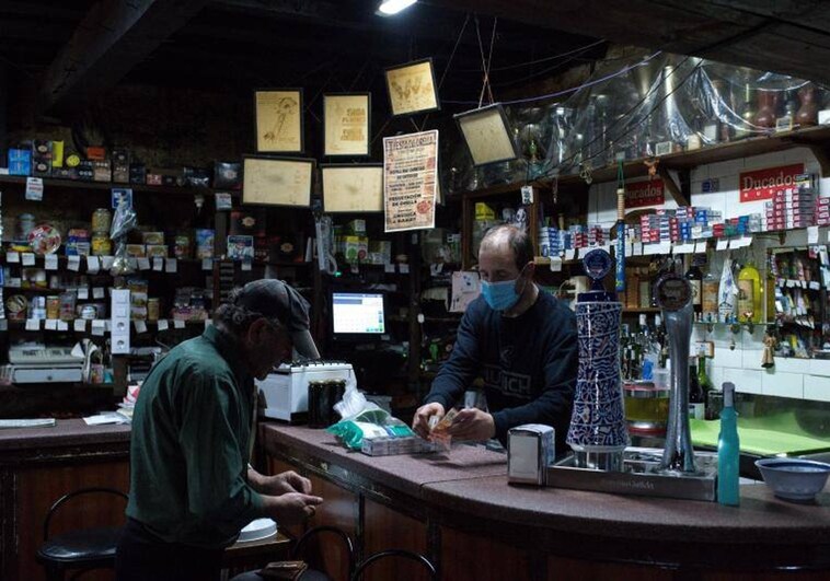 Un hombre realiza una compra en un bar-tienda de la localidad de Palmés (Ourense).  Archivo