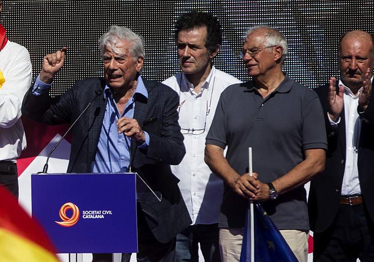 Vargas Llosa, junto a Josep Borell, Alex Ramos y Mariano Gomà, durante su intervención en la manifestación de SCC el 8 de octubre de 2017