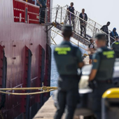 Nueve migrantes se amotinan con cuchillos en el buque que rescató la patera en la que viajaban