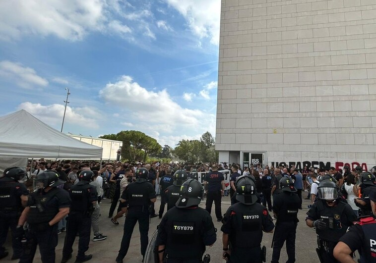 Un cordón de los Mossos protege la tienda de campaña de los estudiantes constitucionalistas de la UAB