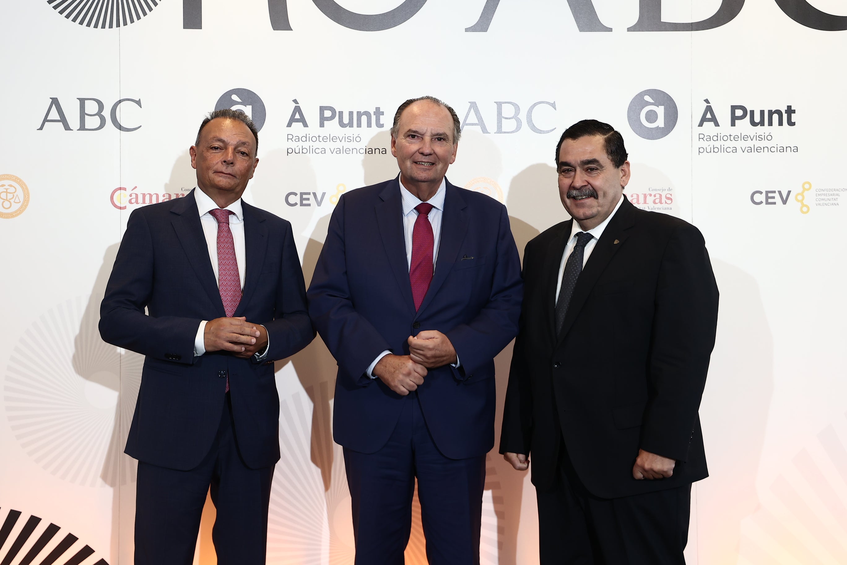 El presidente de la Confederación Empresarial de la Comunitat Valenciana (CEV), Salvador Navarro; el presidente de la Consejo de Cámaras Oficiales de Comercio, Industria y Navegación de la Comunidad Valenciana, José Vicente Morata, y el CEO y fundador de S2Grupo, José Miguel Rosell