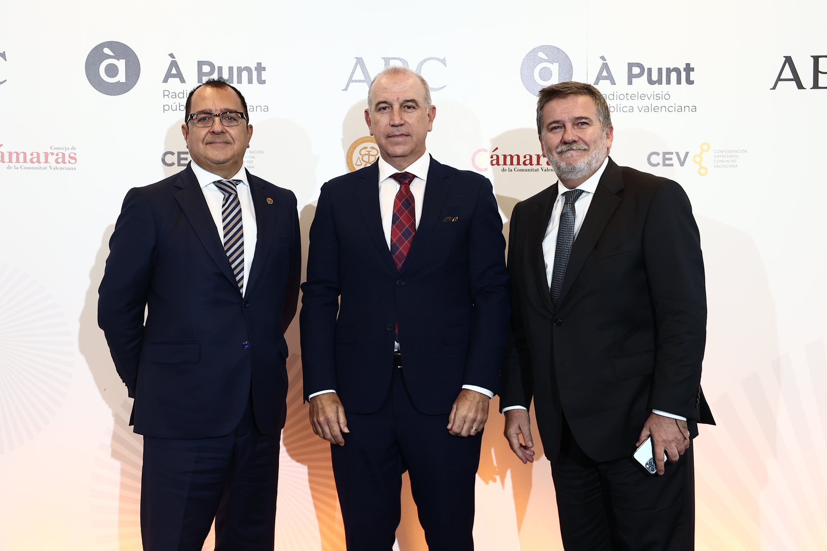 El presidente de la Asociación de Derecho Sanitario de la Comunidad Valenciana, Carlos Fornes; el presidente del Colegio Oficial de Médicos de Alicante, Hermann Schwarz, y el socio fundador de Llago Aguado Abogados, Guillermo Llago