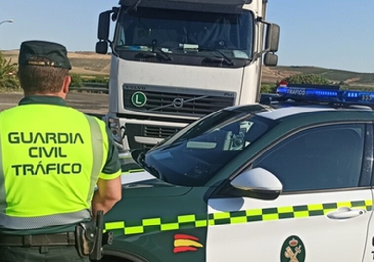 Un camionero ebrio que tenía siete veces la tasa de alcohol es pillado en Guadalajara haciendo zigzags en la A-2