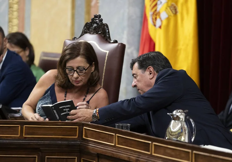 La presidenta del Congreso, Francina Armengol (PSOE), y el vicepresidente segundo de la Mesa, José Antonio Bermúdez de Castro (PP), consultan un ejemplar del Reglamento de la Cámara Baja durante la fallida investidura de Alberto Núñez Feijóo