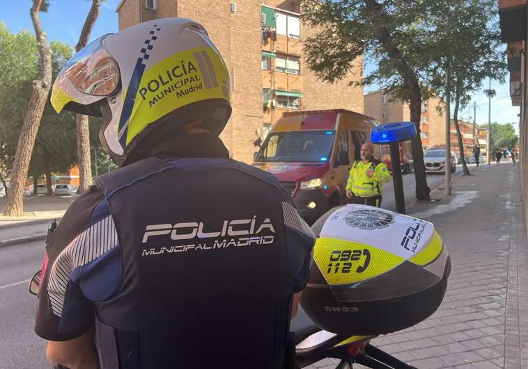 Un hombre atropellado por un autobús al cruzar un paso de peatones en Usera (Madrid) resulta gravemente herido.