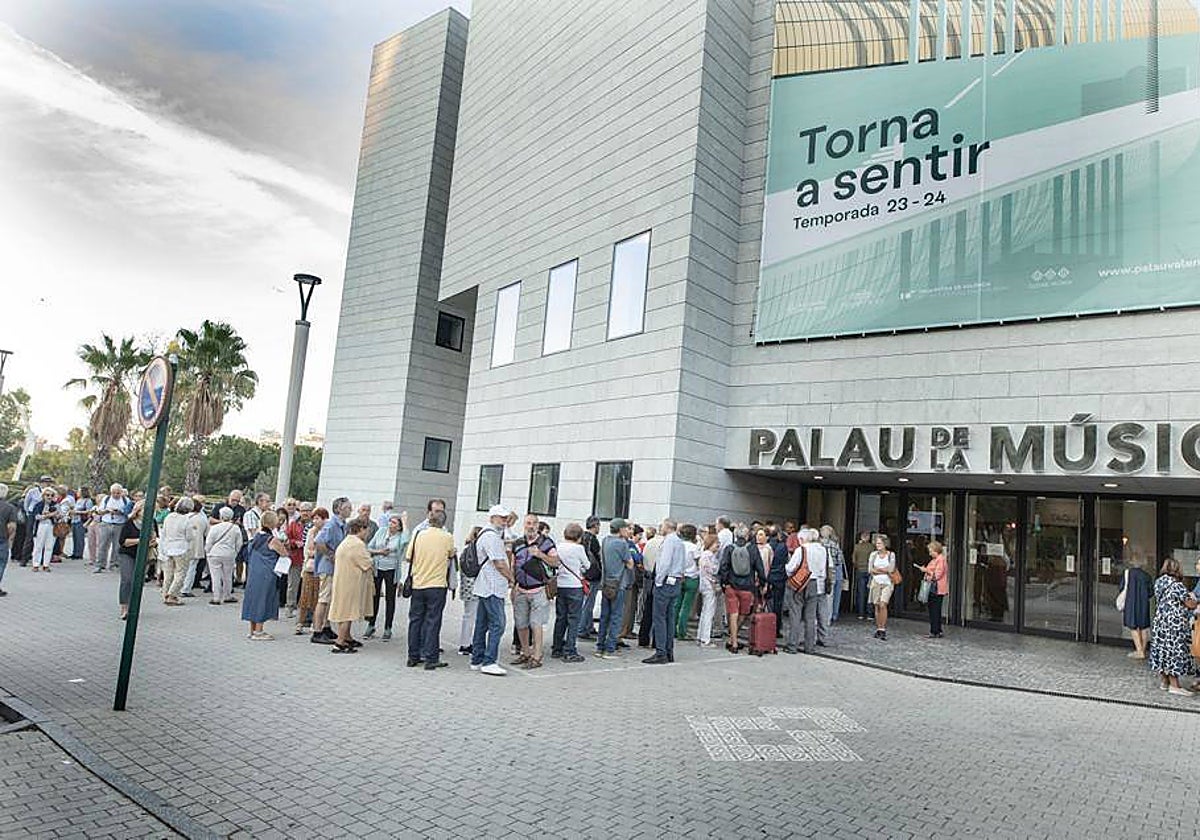 Imagen de las colas por hacerse con entradas para la reapertura del Palau de la Música de Valencia
