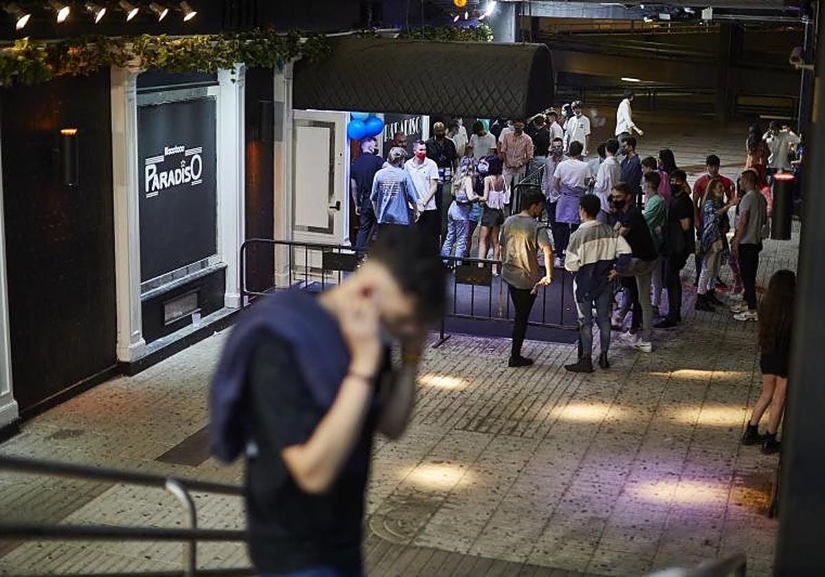 Colas para entrar al interior de una discoteca en Madrid