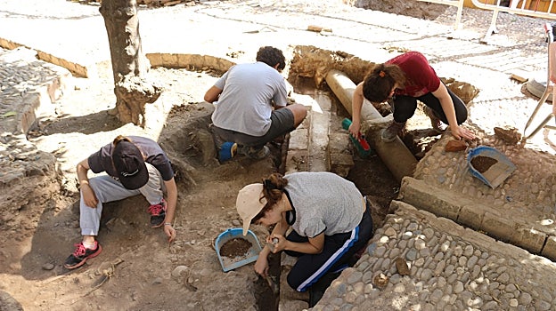 Estudiates durante la excavación