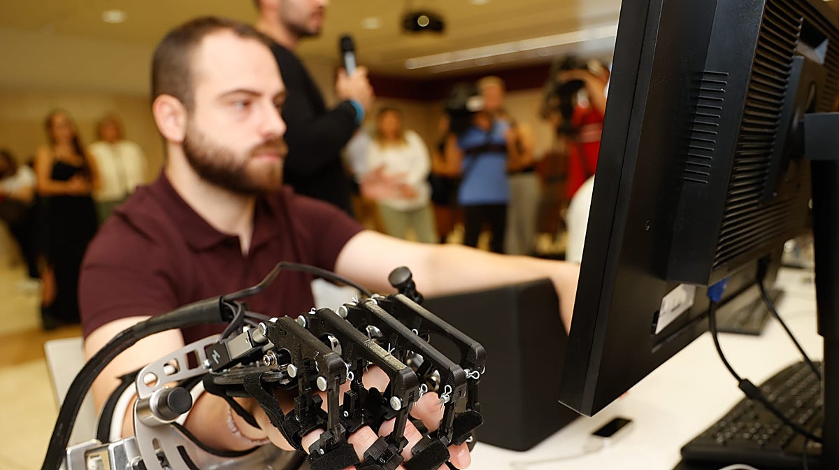 El exoesqueleto de mano que permite recuperar la movilidad a pacientes con secuelas del Covid